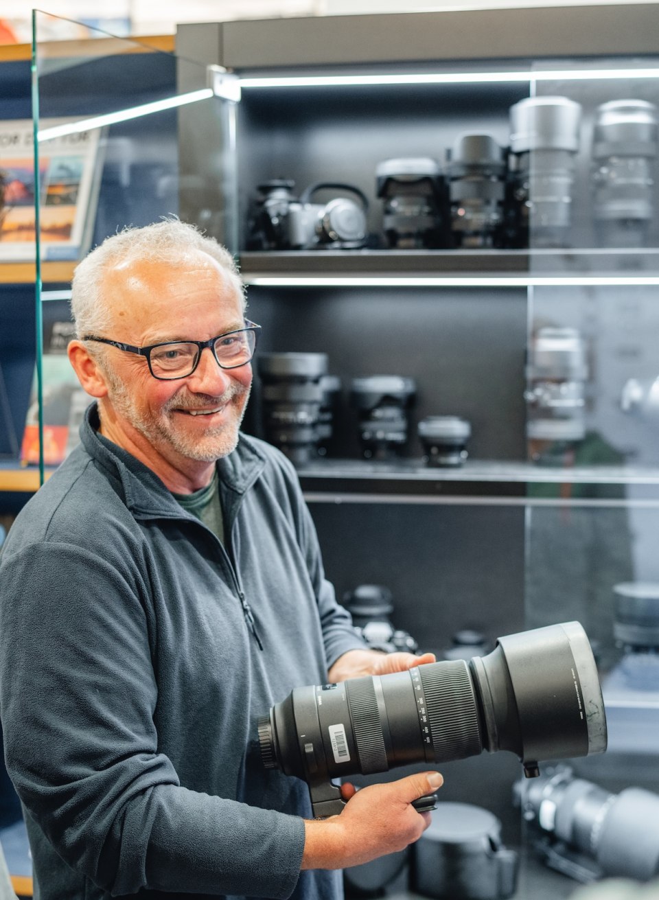 Ein Fotograf zeigt einem Workshop-Teilnehmer im Max H&uuml;nten Haus in Zingst eine Auswahl an Kameralinsen.