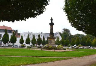 Putbusser Markt mit Blick zum Theater // &copy; Tourismuszentrale R&uuml;gen