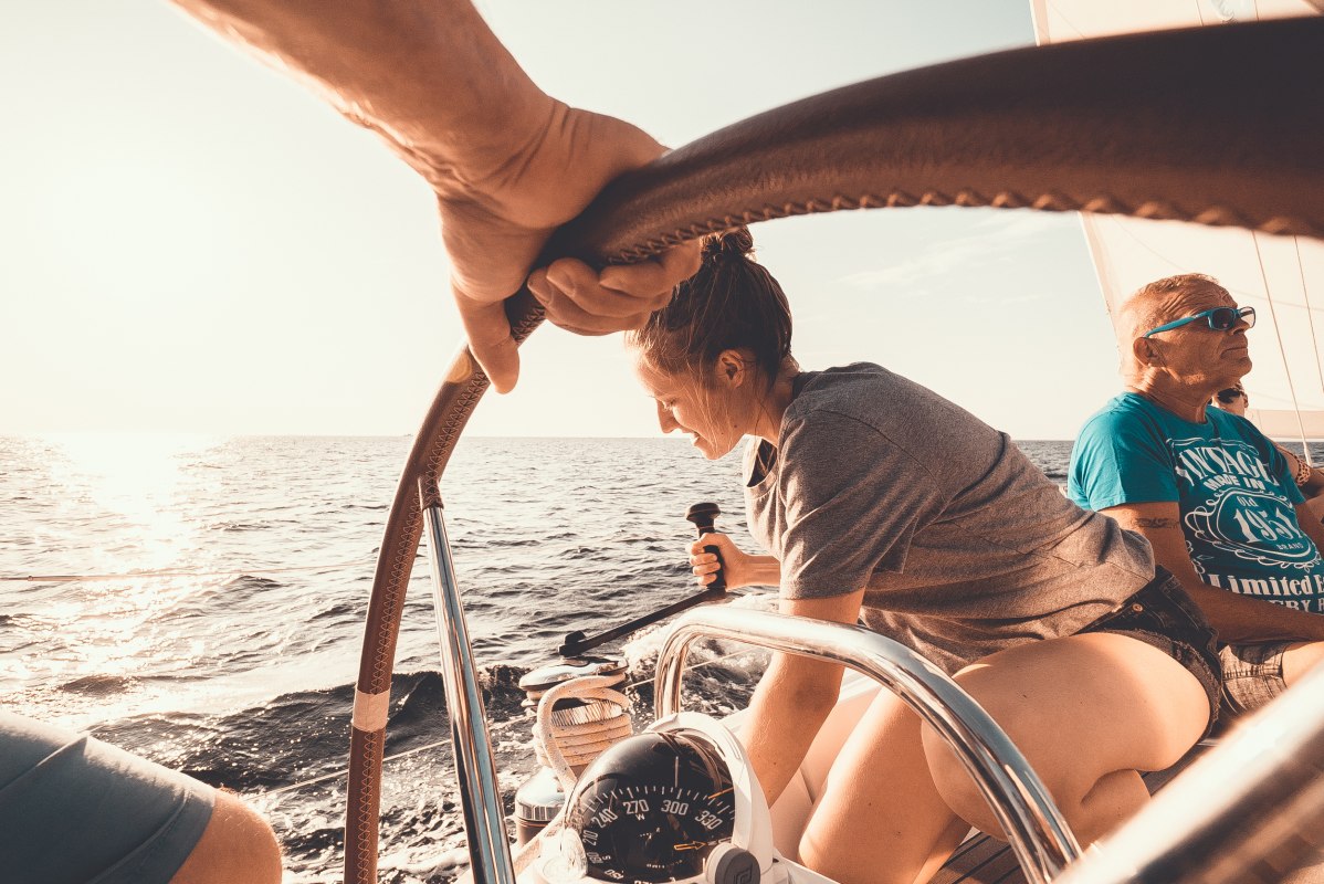 Actief zeilen tijdens een zeiltocht op de Oostzee // &copy; Eric Beck