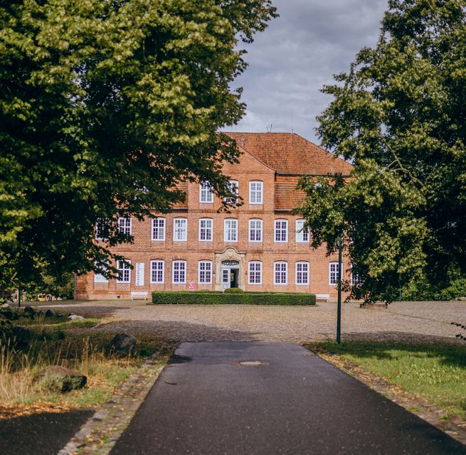 Au&szlig;enansicht K&uuml;nstlerhaus Schloss Pl&uuml;schow, &copy; Schloss Pl&uuml;schow