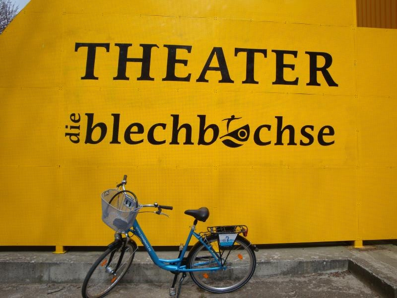 Das gelbe Theater - Die Blechb&uuml;chse // &copy; UTG