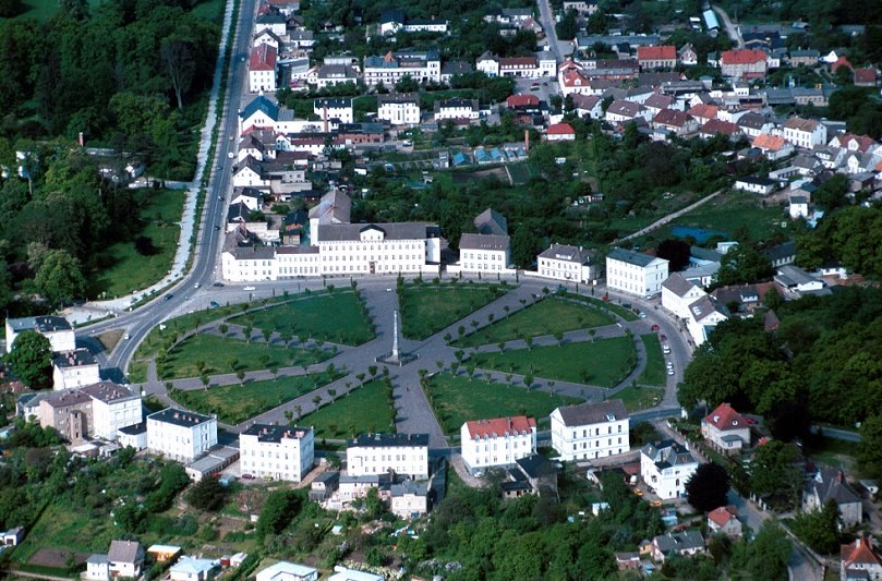 Der Circus Putbus wird im Rondell von weißen klassizistischen Bauten umsäumt. In der Mitte steht der 19 m hohe Obelisk. // © Tourismuszentrale Rügen Der Circus Putbus wird im Rondell von weißen klassizistischen Bauten umsäumt. In der Mitte steht der 19 m hohe Obelisk. // © Tourismuszentrale Rügen