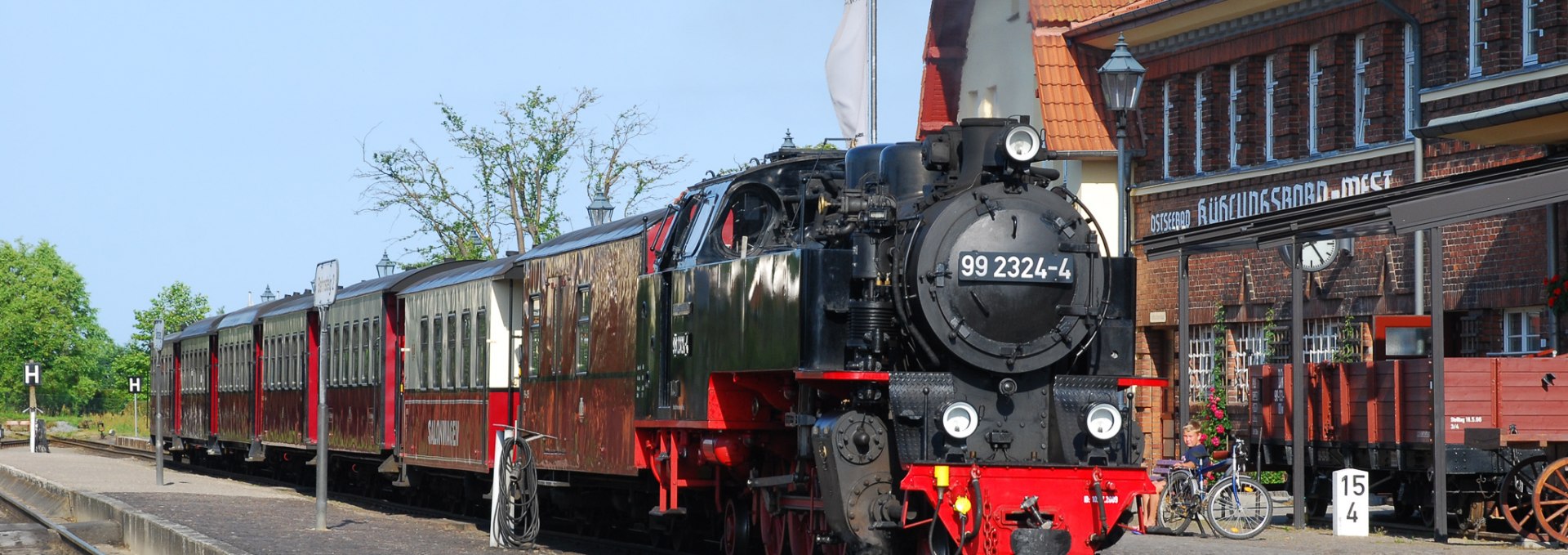 Dampflok „Molli“ am Bahnhof Kühlungsborn West, bereit zur Fahrt entlang der mecklenburgischen Ostseeküste.