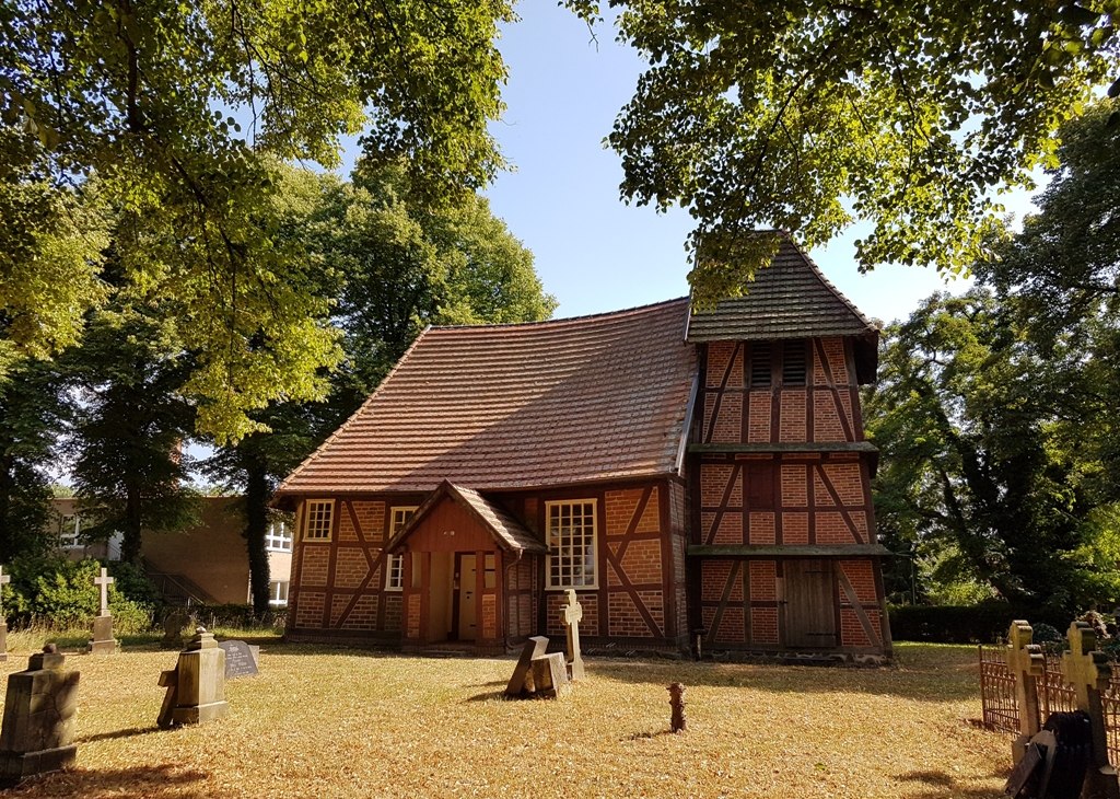 Die Dorfkirche in Matzlow mit dem charakteristischen Glockenturm., © Foto: Lewitz e.V.