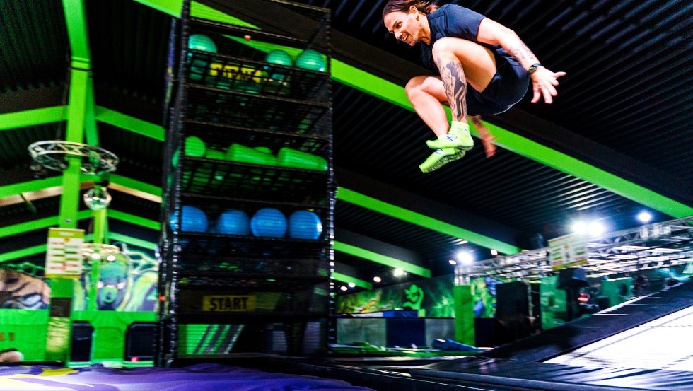 Sprung auf den Airbag // &copy; Level Up One GmbH