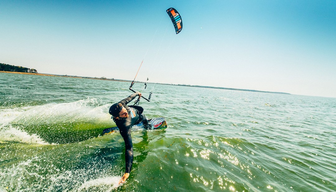 Kitesurfer im Saaler Bodden bei Sonnenschein // © Supremesurf/Dan Petermann Kitesurfer im Saaler Bodden bei Sonnenschein