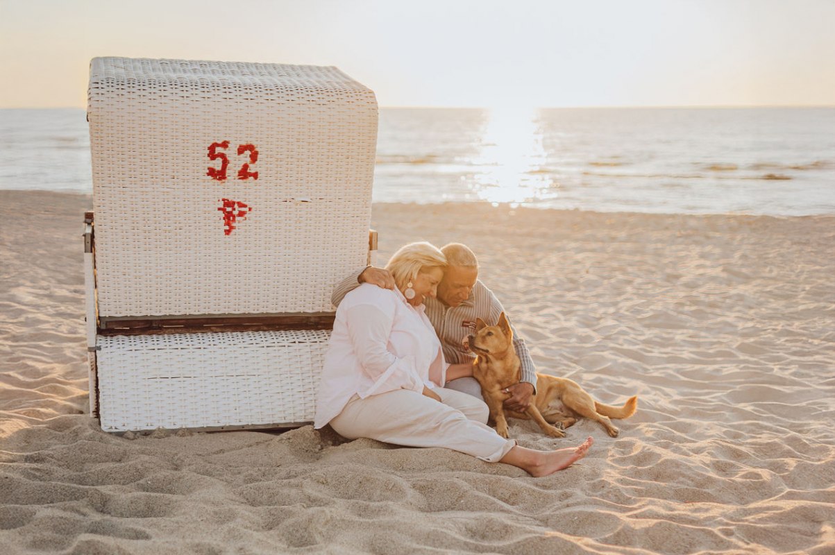 Zweisamkeit mit Hund am Strand: Fotoshooting in Dierhagen am Hundestrand mit Blick aufs Meer &ndash; nat&uuml;rlich, ruhig, emotional // &copy; Deine Hundefotografin