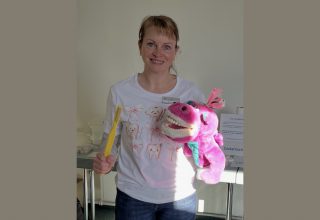 Zahnprophylaxe-Helferin Hanka Mayer mit ihrer Handpuppe Kroko zeigt Kindern wie man richtig Z&auml;hne putzt. // &copy; Hanka Mayer, Zahn&auml;rztlicher Dienst Landkreis Vorpommern-R&uuml;gen