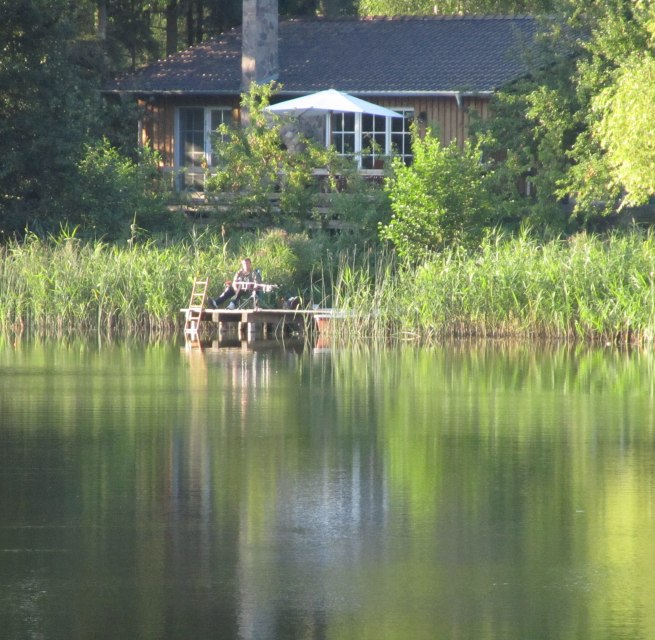 Schilfhaus - Angeln fast aus dem Wohnzimmer heraus // &copy; Ewald Krombholz