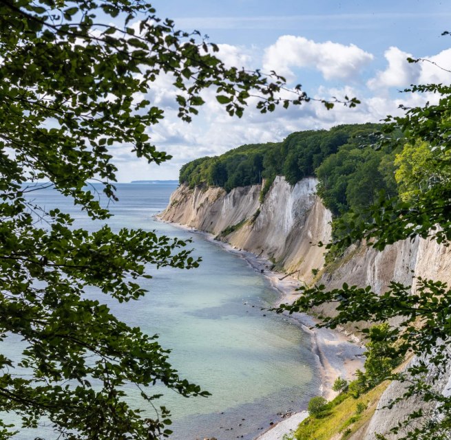 Der Buchenwald auf der kreidewei&szlig;en Steilk&uuml;ste von Jasmund. Der Blick geht entlang der K&uuml;ste mit Sicht auf die Ostsee