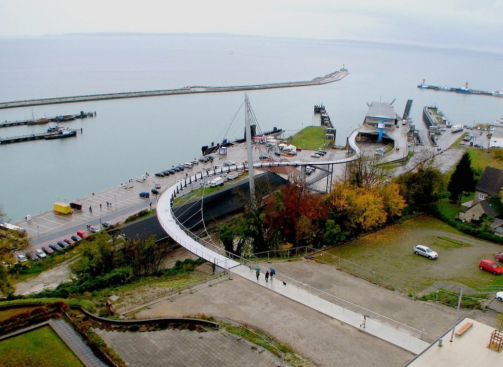 Fu&szlig;g&auml;ngerbr&uuml;cke zum Stadthafen von oben // &copy; Tourismuszentrale R&uuml;gen