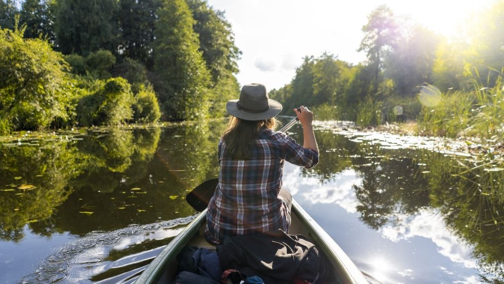 Mit dem Kajak auf der Havel im Sonnenschein paddeln // &copy; Kommwirmachendaseinfach
