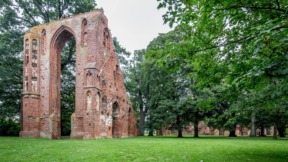 Die beeindruckende Klosterruine Eldena bei Greifswald verzaubert mit ihrer Romantik // &copy; TMV/Krauss