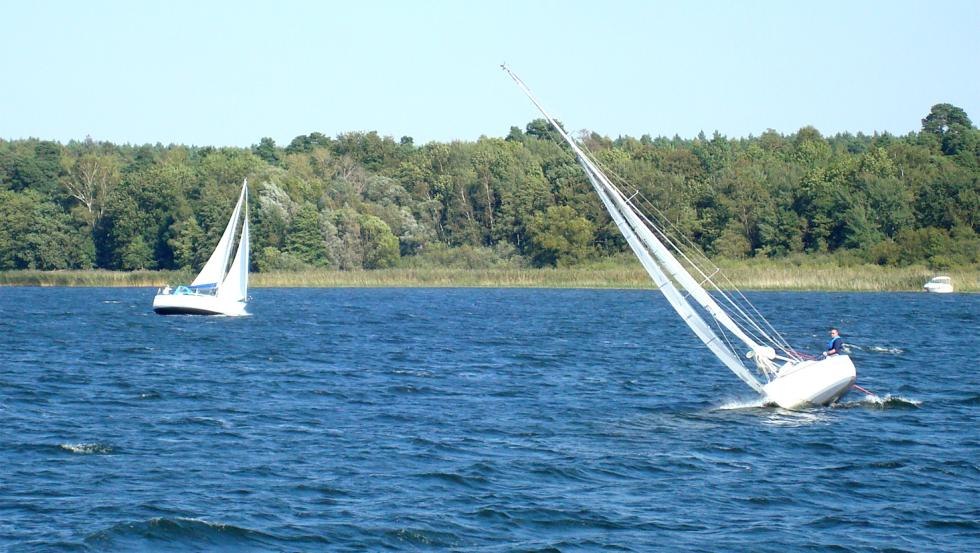 Segeln vor dem Campingplatz auf dem Plauer See // © Michael Hecht Segeln vor dem Campingplatz auf dem Plauer See // © Michael Hecht