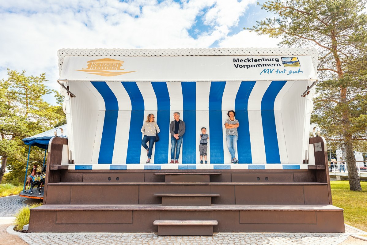 XXL strandstoel op de promenade in de kustplaats aan de Oostzee Heringsdorf op Usedom // &copy; TMV/Tiemann