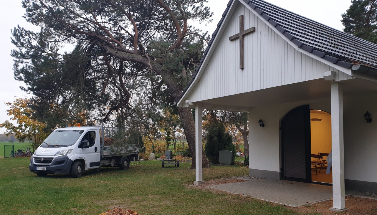 Umwelttag auf dem Dierhäger Friedhof, © Umwelttag Dierhagen-1.jpg Umwelttag auf dem Dierhäger Friedhof, © Umwelttag Dierhagen-1.jpg