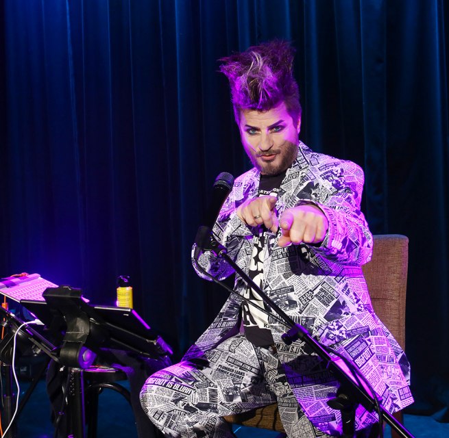 Kay Ray auf der Bühne - scharfzüngig und Bunt bricht er alle Tabus, © Foto: C. Behrens Kay Ray auf der Bühne - scharfzüngig und Bunt bricht er alle Tabus, © Foto: C. Behrens