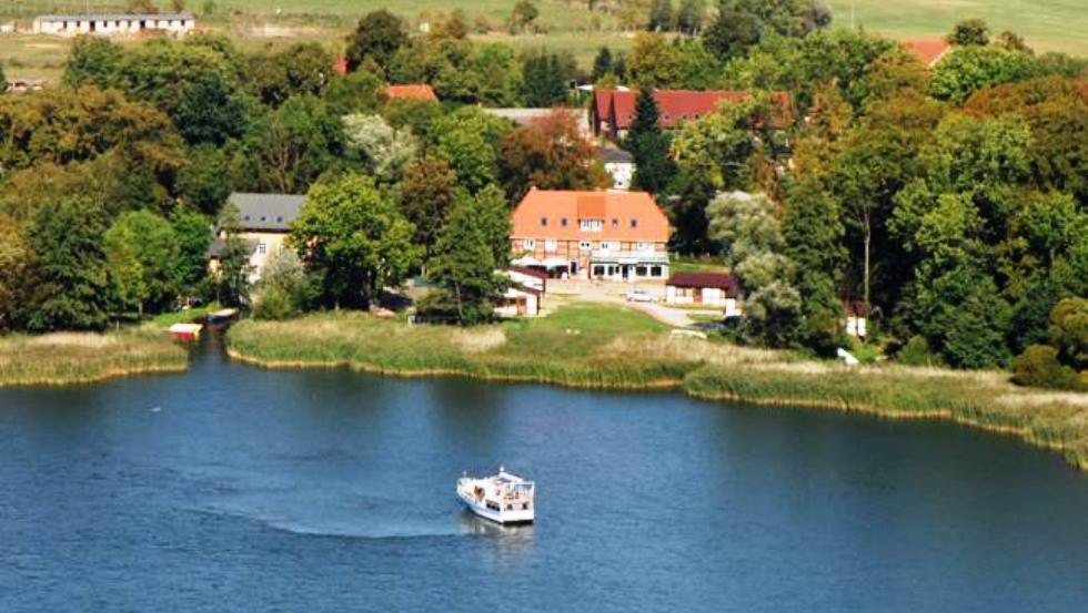 Uitzicht van het Inselhotel direct aan het Dobbertin meer // © Inselhotel Dobbertin/Kapitän Müller Uitzicht van het Inselhotel direct aan het Dobbertin meer // © Inselhotel Dobbertin/Kapitän Müller