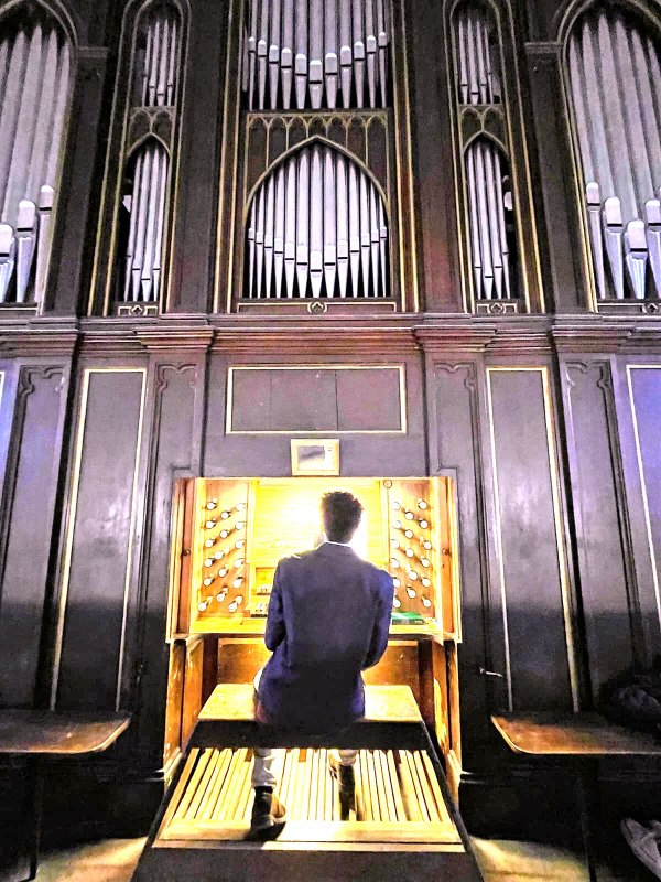 Jason an einer Orgel // © Britta Flödl Jason an einer Orgel // © Britta Flödl