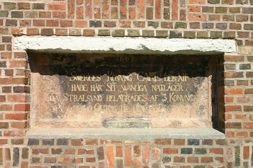 Die Gedenktafel erinnert an Karl XII.. // &copy; Tourismuszentrale Hansestadt Stralsund