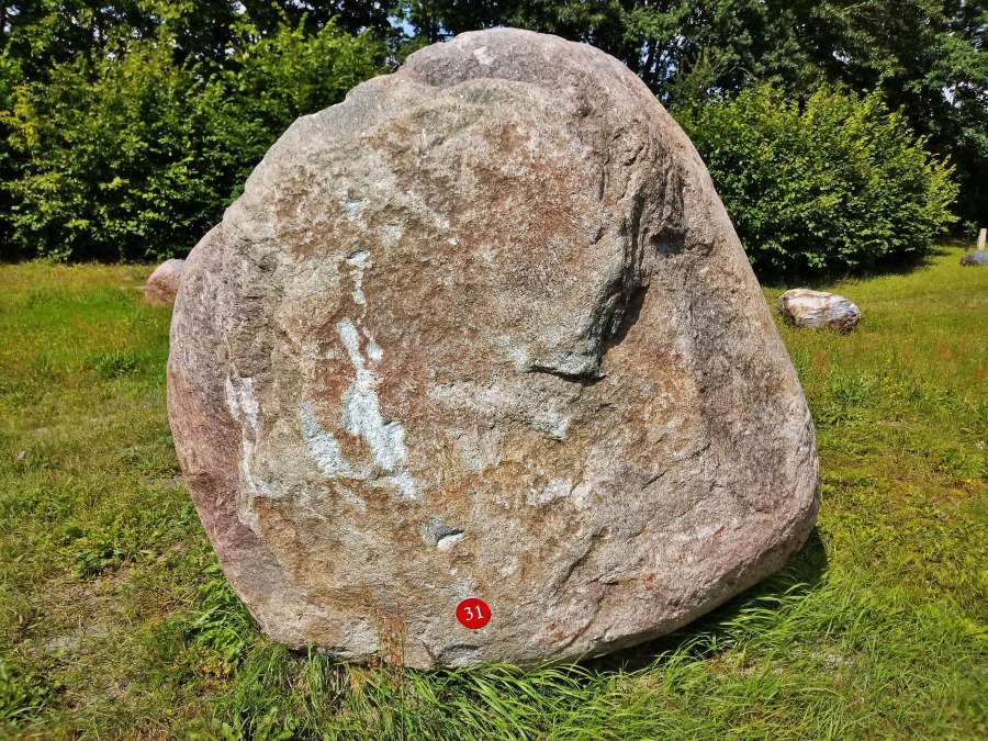 Der 18 Tonnen schwere Granitfindling ist das Massezentrum des Findlingsgartens., © Wolfgang Mamat Der 18 Tonnen schwere Granitfindling ist das Massezentrum des Findlingsgartens., © Wolfgang Mamat