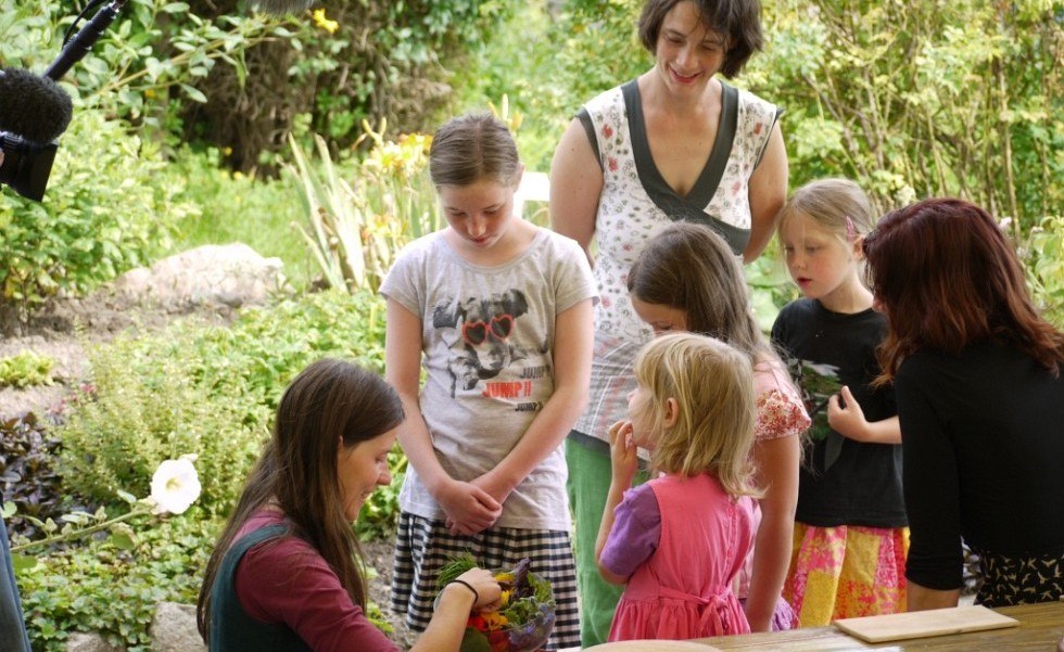 Kinder schauen und schmecken, was sie vorher gesammelt haben // &copy; Gerhard Mersch