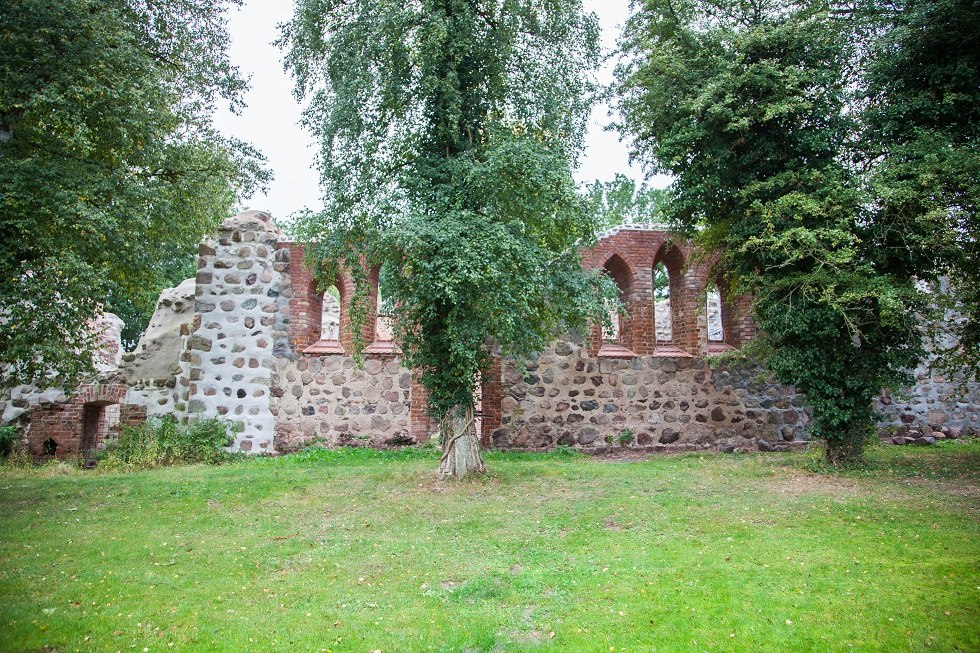 Ansicht Kirchruine Satow // &copy; Frank Burger