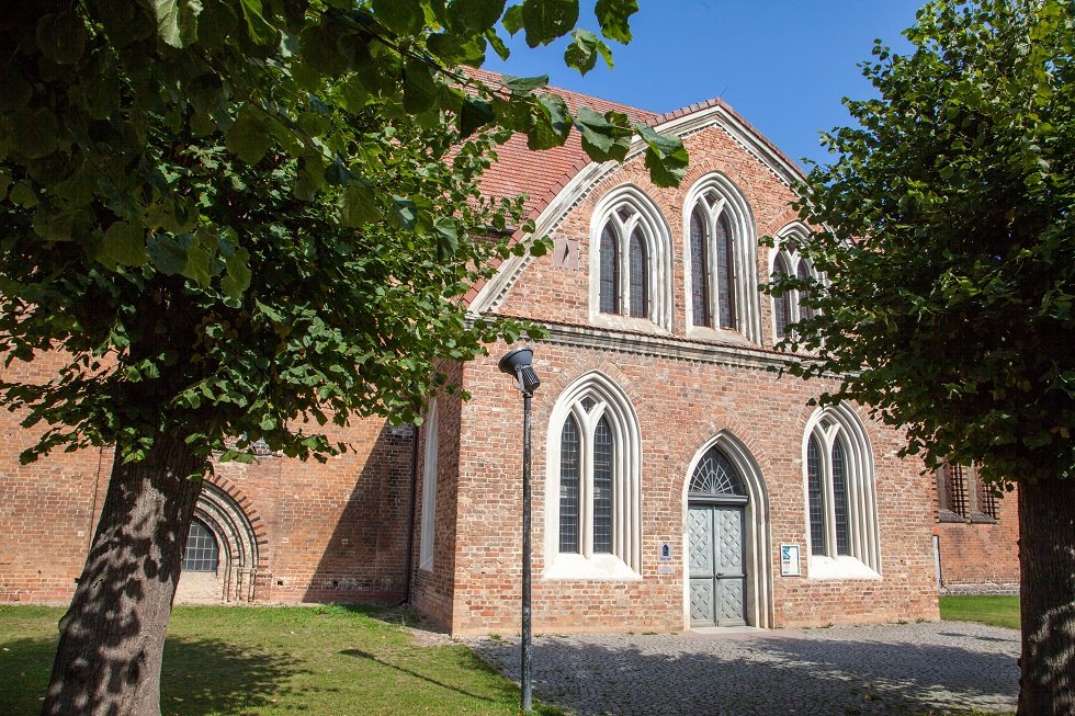 seitliches Eingansporttal der Kirche Schwaan // &copy; Frank Burger