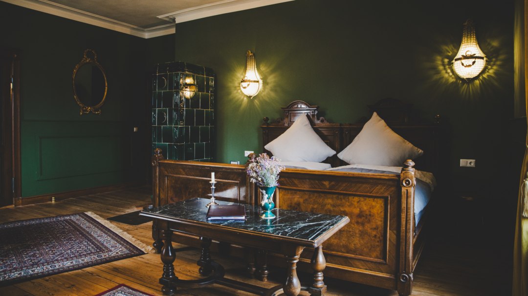 Beispiel: Das Schlafzimmer in der herrschaftlichen Ferienwohnung Wilhelm, © Till Kleine-Möller