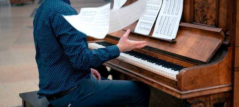 Denisov am Klavier // &copy; Denisov
