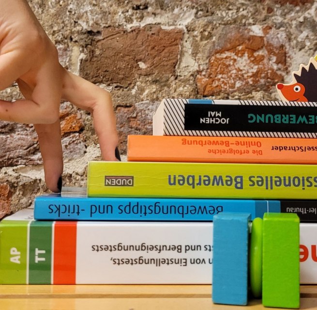 Zwei Finger gehen einen Bücherstapel wie eine Treppe hoch. // © Stadtbibliothek Stralsund Zwei Finger gehen einen Bücherstapel wie eine Treppe hoch. // © Stadtbibliothek Stralsund