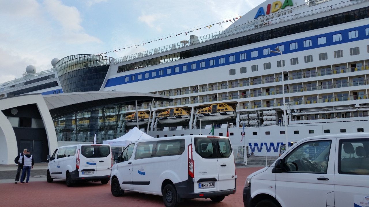 Nach der wohlverdienten Kreuzfahrt warten wir bereits am Terminal und bringen Sie zurück zum Parkgelände // © easy Parken Nach der wohlverdienten Kreuzfahrt warten wir bereits am Terminal und bringen Sie zurück zum Parkgelände // © easy Parken