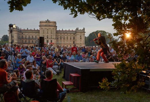 Der barocke Schlosspark von Ludwigslust ist seit 1995 jedes Jahr im August der Hauptdarsteller, wenn auf über 20 Bühnen internationale Künstler zu erleben sind. Mit Artistik und Akrobatik, Comedy und Clownerie, Masken und Marionetten, Puppenspiel und Pantomime unterhalten und verzaubern sie das Publikum. // © MV-T/Grundner Der barocke Schlosspark von Ludwigslust ist seit 1995 jedes Jahr im August der Hauptdarsteller, wenn auf über 20 Bühnen internationale Künstler zu erleben sind. Mit Artistik und Akrobatik, Comedy und Clownerie, Masken und Marionetten, Puppenspiel und Pantomime unterhalten und verzaubern sie das Publikum.