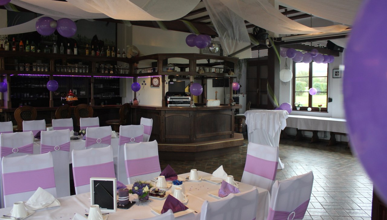 Unser Saal . Hochzeiten, Geburtstag, Trauerfeier, Jugendweihe, Einschulung, Firmenfeier usw., © Rempliner Wiesenhof Unser Saal . Hochzeiten, Geburtstag, Trauerfeier, Jugendweihe, Einschulung, Firmenfeier usw., © Rempliner Wiesenhof