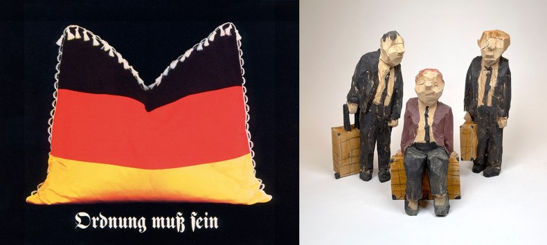 Klaus Staeck, &raquo;Ordnung muss sein&laquo;, 1987, Plakat, DIN-A1, 84.0 x 59.4 cm Georg Schulz, &raquo;Koffertr&auml;ger&laquo;, 2023, Holzskulptur, 25 cm // &copy; Staeck / Schulz