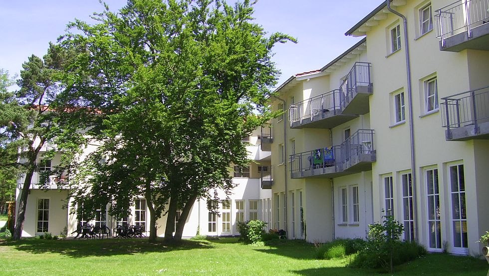 De binnenplaats van het huis "Monika" in het gebied van het familievakantiecentrum op een rustige locatie // &copy; St. Otto Eigenproduktion