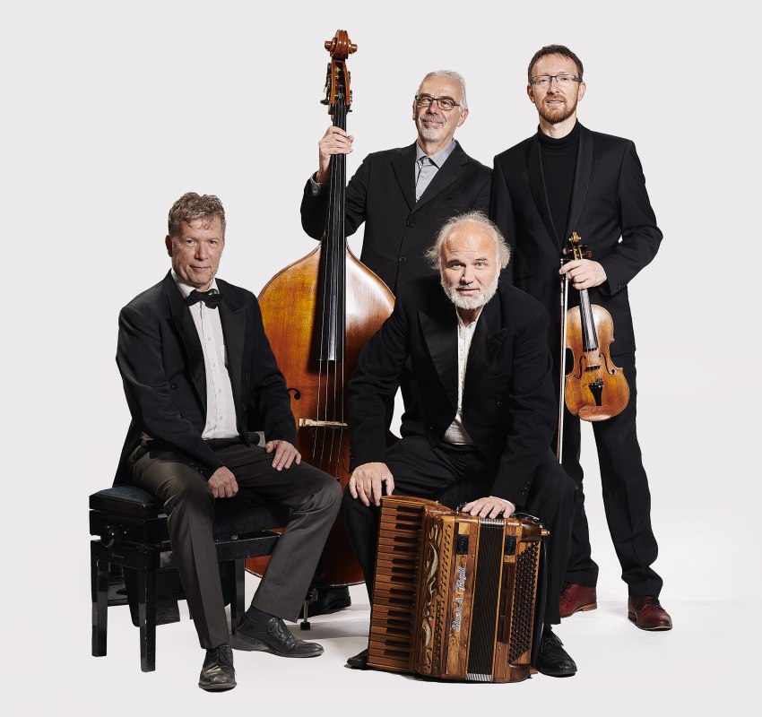 vier Männer mit Akkordeon, Violine und Bass // © René Jaschke vier Männer mit Akkordeon, Violine und Bass // © René Jaschke