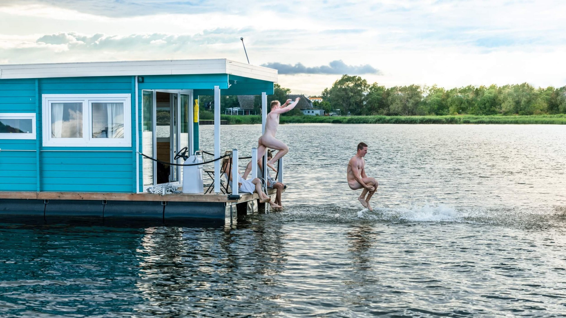Nach der Flusssauna geht’s zur Abkühlung direkt in die Warnow // © MV-T/Tiemann Nach der Flusssauna geht’s zur Abkühlung direkt in die Warnow // © MV-T/Tiemann