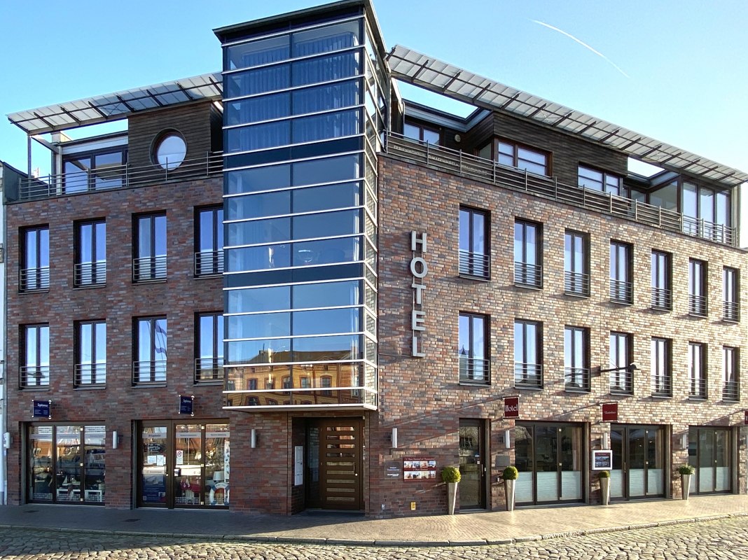 Buitenaanzicht van Hotel Kontorhaus Stralsund // © Hotel Kontorhaus Buitenaanzicht van Hotel Kontorhaus Stralsund // © Hotel Kontorhaus