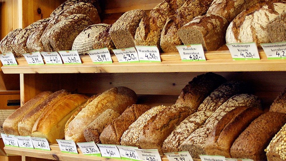 Wir beziehen täglich frisches Bio-Brot und Bio-Backwaren aus der Mühlenbäckerei vom Hof Medewege, Schwerin // © Jean Müller Wir beziehen täglich frisches Bio-Brot und Bio-Backwaren aus der Mühlenbäckerei vom Hof Medewege, Schwerin // © Jean Müller