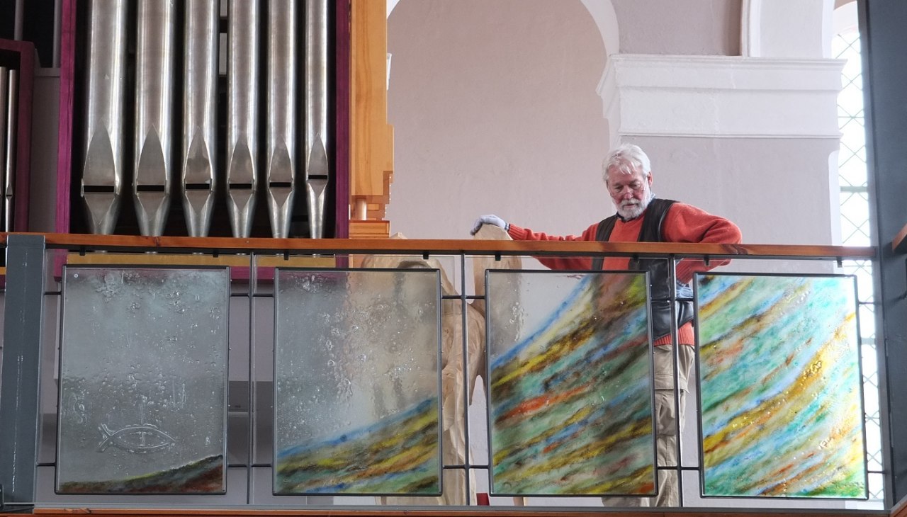 58 Glastafeln in den Farben des Kirchenjahres, © Christa Kothe 58 Glastafeln in den Farben des Kirchenjahres, © Christa Kothe