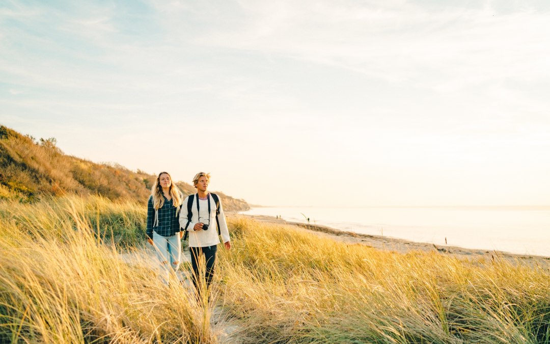 Wandeling langs de kliffen van de kustplaats aan de Oostzee Ahrenshoop // &copy; TMV/Petermann