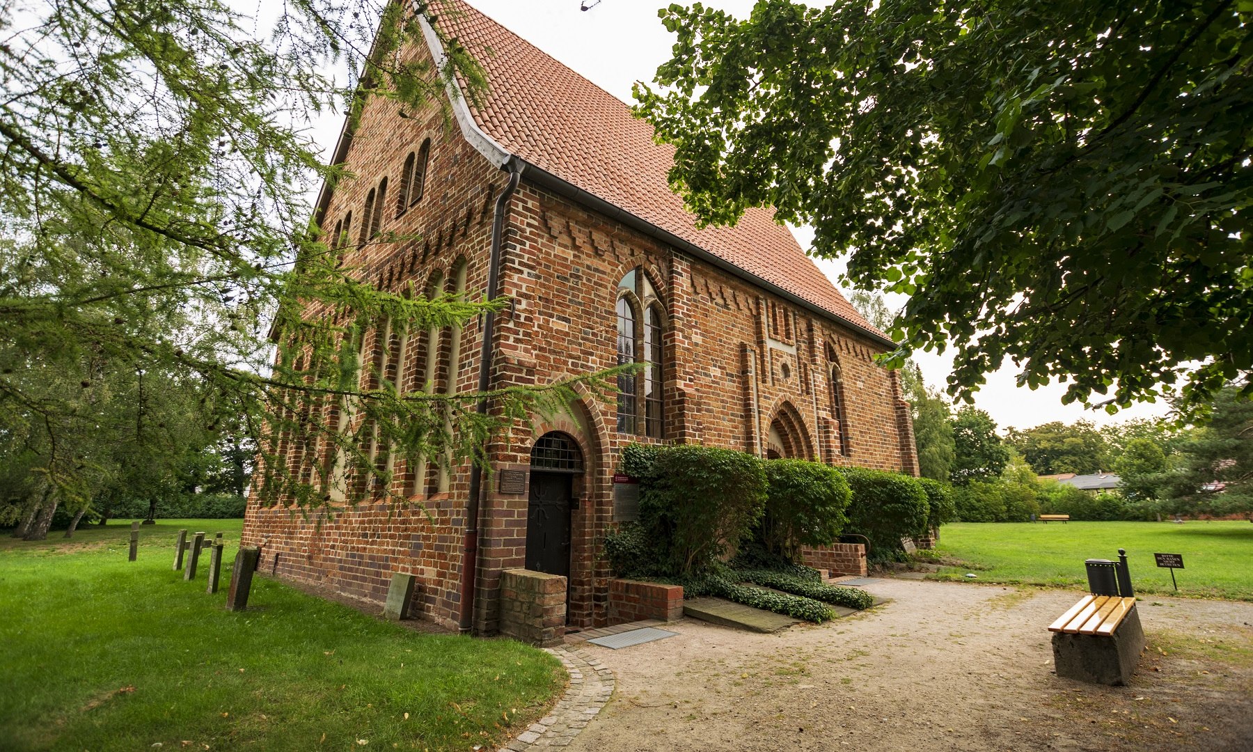 Die Getrudenkapelle in Güstrow von außen. Der Eingang des Backsteingebäudes mit den Grünflächen drumherum. // Die Getrudenkapelle in Güstrow von außen. // © Steffen Hoffmann Die Getrudenkapelle in Güstrow von außen. Der Eingang des Backsteingebäudes mit den Grünflächen drumherum.