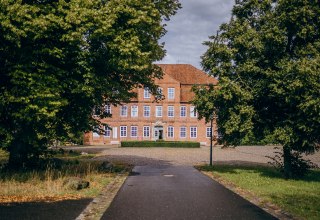 Außenansicht Künstlerhaus Schloss Plüschow, © Schloss Plüschow Außenansicht Künstlerhaus Schloss Plüschow, © Schloss Plüschow
