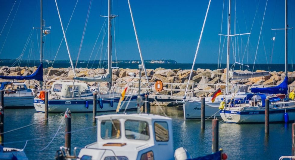 Der kleine Hafen in Lohme mit Blick auf Kap Arkona // © TZR/C.Thiele Der kleine Hafen in Lohme mit Blick auf Kap Arkona // © TZR/C.Thiele
