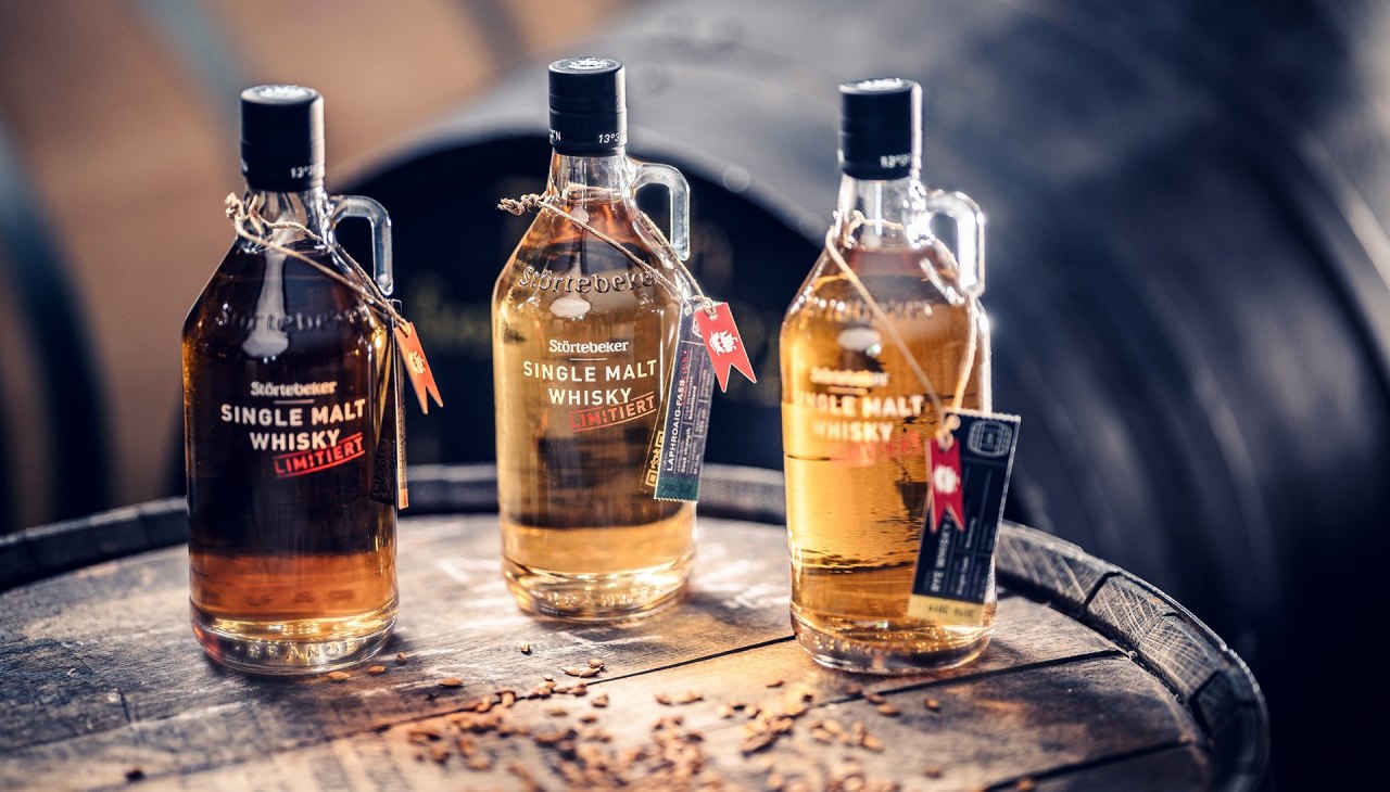 Neben der Klassik-Edition k&ouml;nnen Besucher wechselnde limitierte Whiskys und weitere Spirituosen entdecken und verkosten., &copy; St&ouml;rtebeker Brennerei GmbH