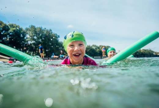 Schwimmkurse f&uuml;r Kinder beim Kinderschwimmen an der Badeanstalt Glambecker See // &copy; MV-T/Gaensicke