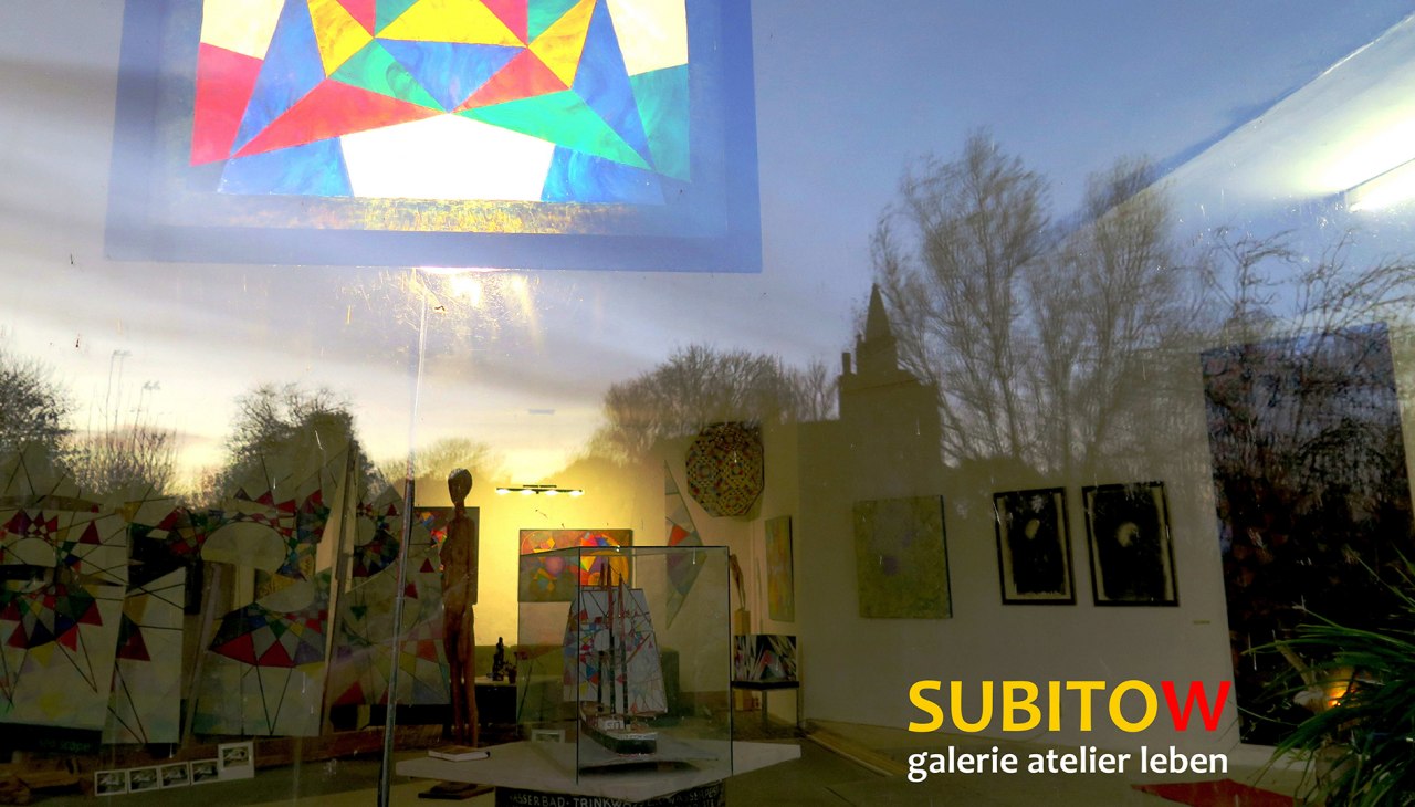 Blick durch das Fenster der Subitow-Galerie bei Abenddämmerung, © Klaus Böllhoff Blick durch das Fenster der Subitow-Galerie bei Abenddämmerung, © Klaus Böllhoff
