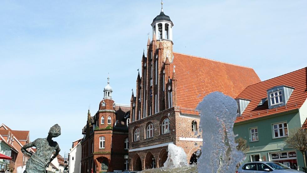 Grimmener Rathaus im Sommer // &copy; Ingo Belka