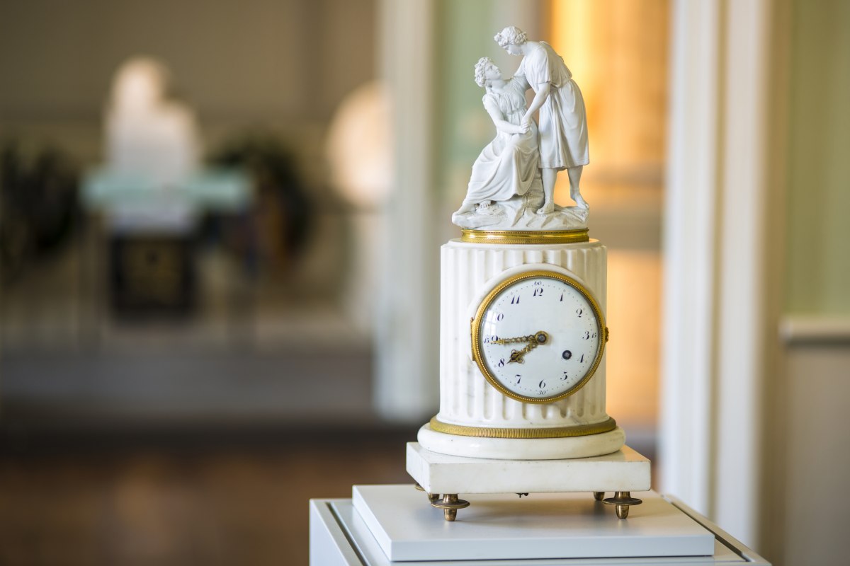Barocke Uhr in der Luisengedenkst&auml;tte im Schloss Hohenzieritz // &copy; SSGK MV / Timm Allrich